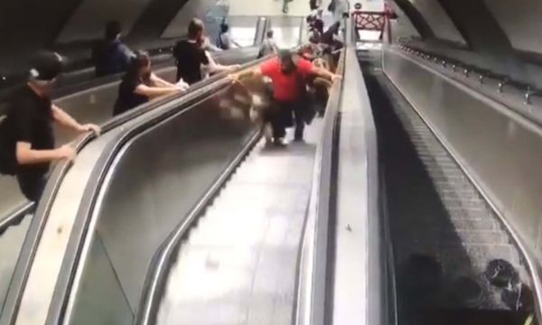 Metrodaki merdiven kazası kamerada!